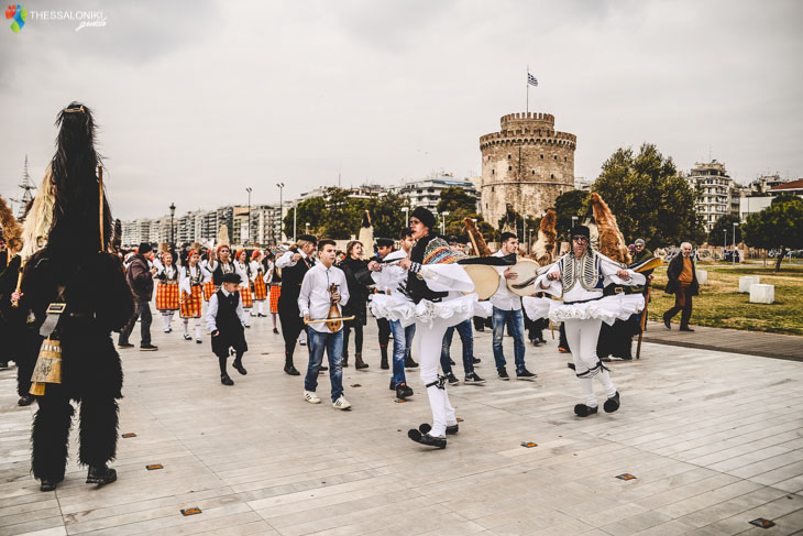 Χορευτές με φουστανέλα στη Νέα Παραλία της Θεσσαλονίκης