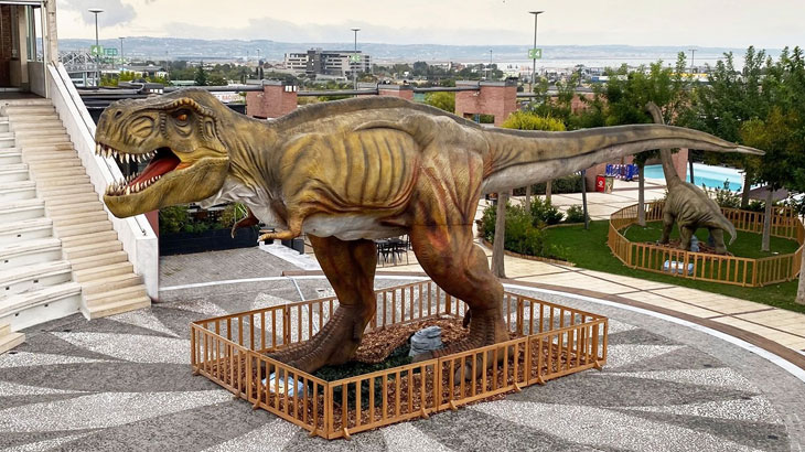 Ο Βραχιόσαυρος απολαμβάνει το γεύμα του στο φυσικό του περιβάλλον 