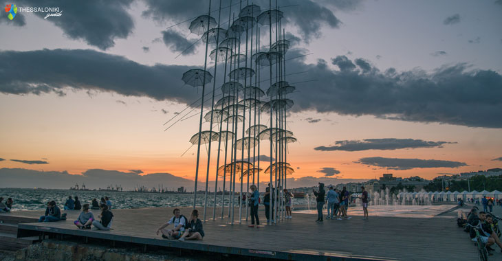 Ομπρέλες του Ζογγολόπουλου στη Νεα Παραλία Θεσσαλονίκη